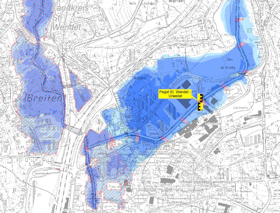 Hochwassergefahrenkarte: Überflutungsausdehnung bei einem hundertjährlichen Hochwasserereignis in St. Wendel durch den Todbach (Blautöne) und die Blies (rot schraffiert).